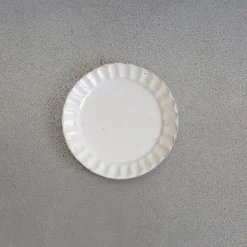 Assiette cannelée Kohiki Shima - Blanche