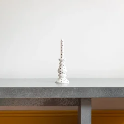 Bougie blanche à pois noirs