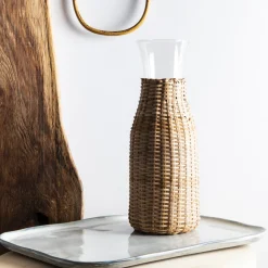 Carafe en verre et rotin
