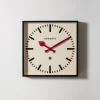 Horloge murale carrée Number 5 - Aiguilles rouge