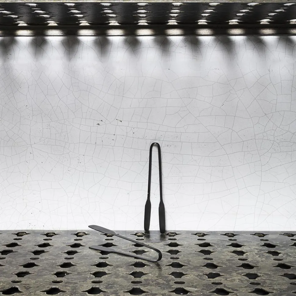 Pince en métal martelé - Anthracite - La Nouvelle Table