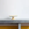 Plat sur pied en faïence tacheté - Ambre