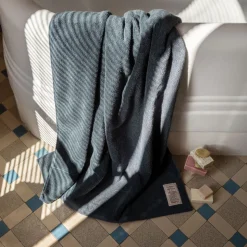 Serviette de bain en éponge - Bleu Pétrole