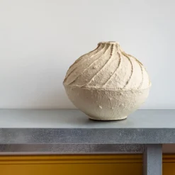 Vase strié en papier mâché